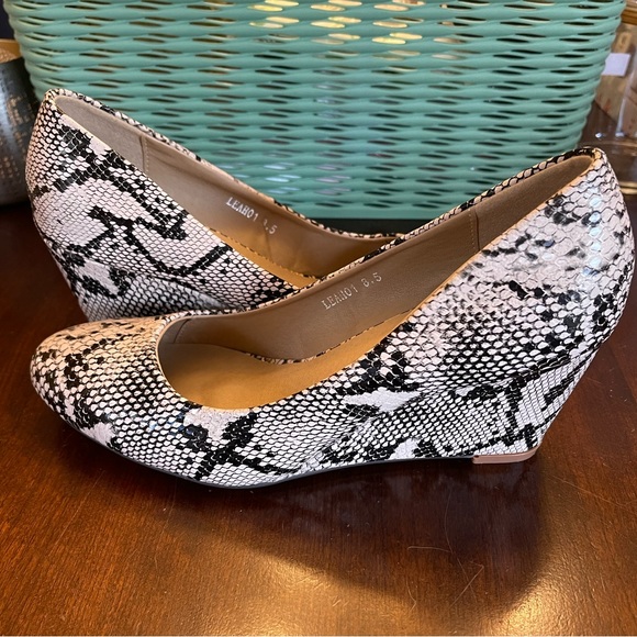 NWOT Riverberry Women's Leah Mid Heel Round Toe Wedge Pumps - Picture 3 of 9